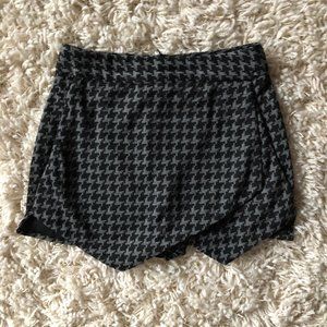 AQUA Houndstooth Skort